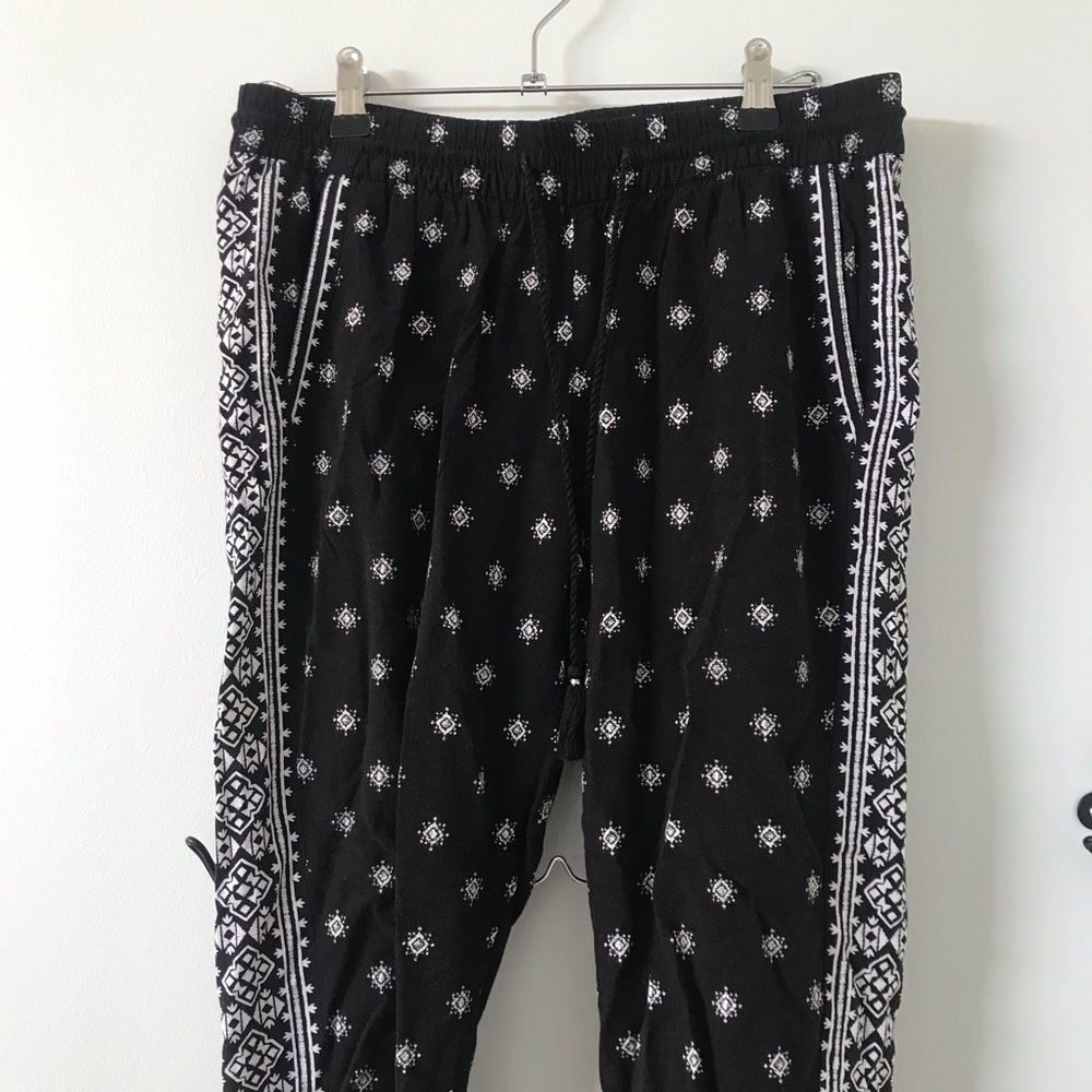 Printed Black Lightweight Cropped Pants